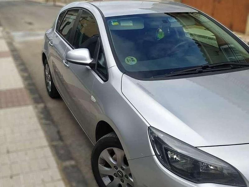Usado Opel Astra Selective 110 CV (80 kW) 2014 Gris Utilitario