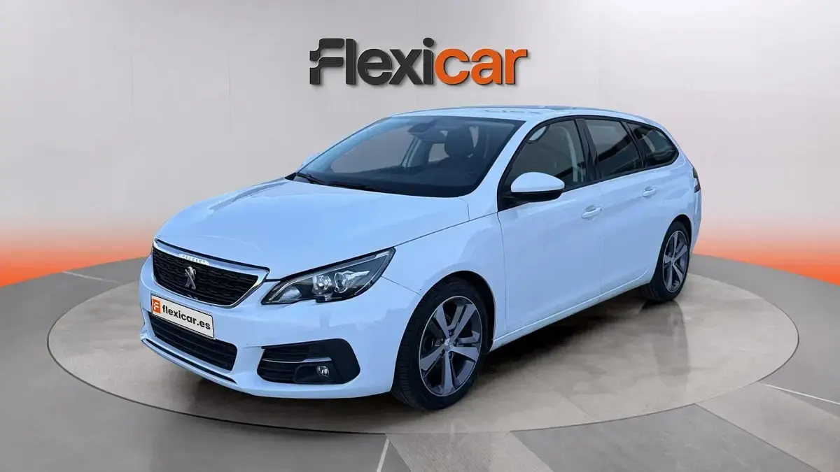 Usado Peugeot 308 SW Access 100 CV (73 kW) 2018 Blanco Familiar
