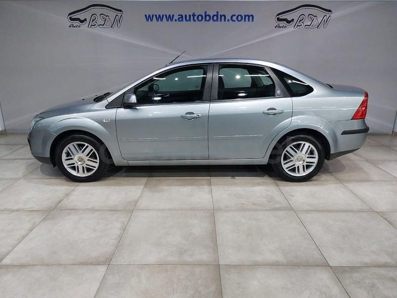 Usado Ford Focus Ghia 100 CV (73 kW) 2005 Azul Berlina