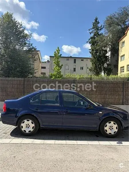 Usado VW Bora Trendline 115 CV (84 kW) 2001 Azul Berlina