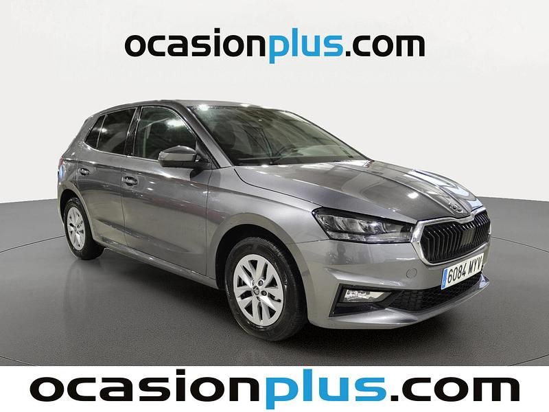 Usado Skoda Fabia Selection 95 CV (69 kW) 2025 Gris / plata Berlina