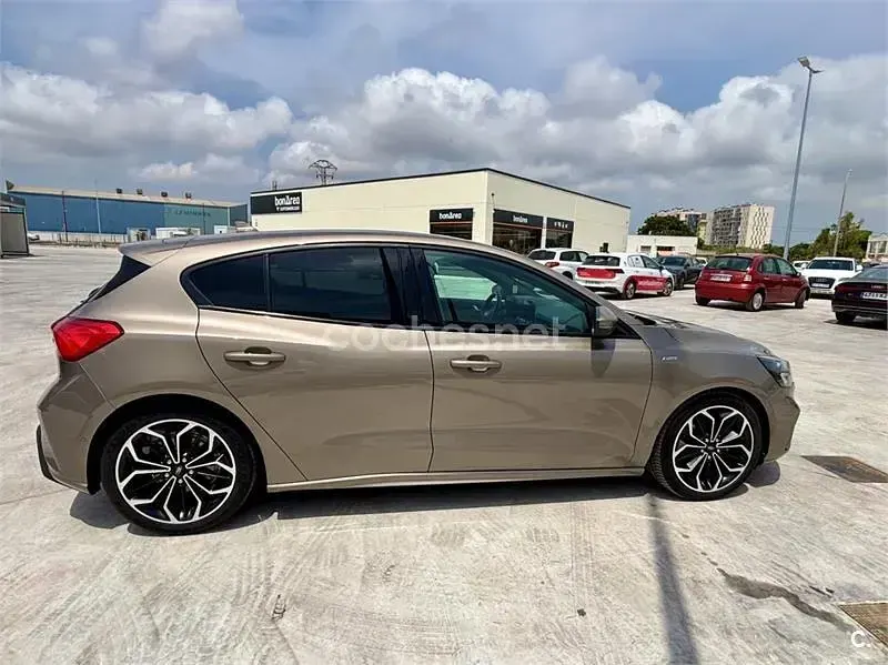 Usado Ford Focus ST-Line 120 CV (88 kW) 2019 Beige Berlina