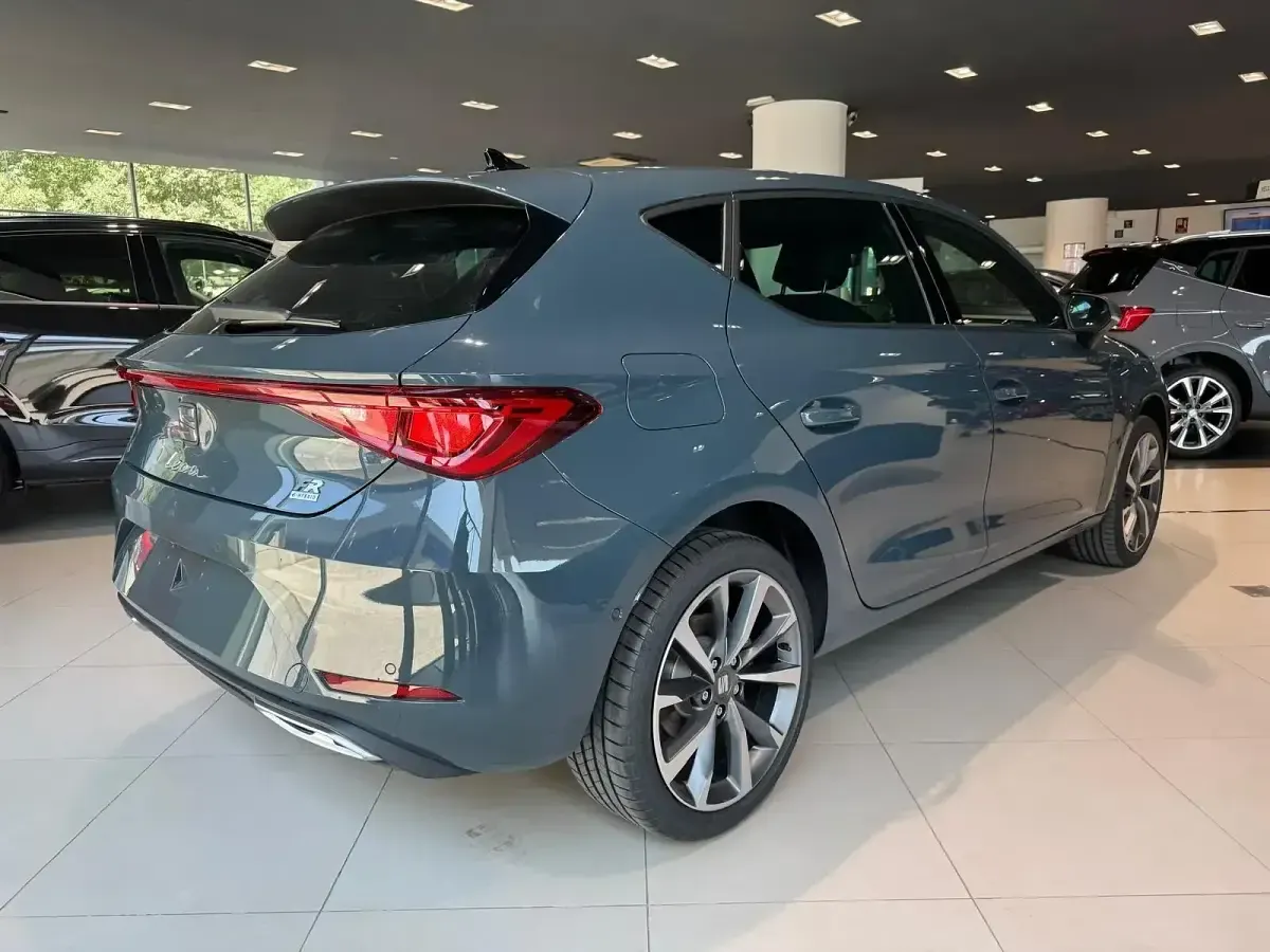 Usado Seat Leon FR 204 CV (150 kW) 2024 Azul