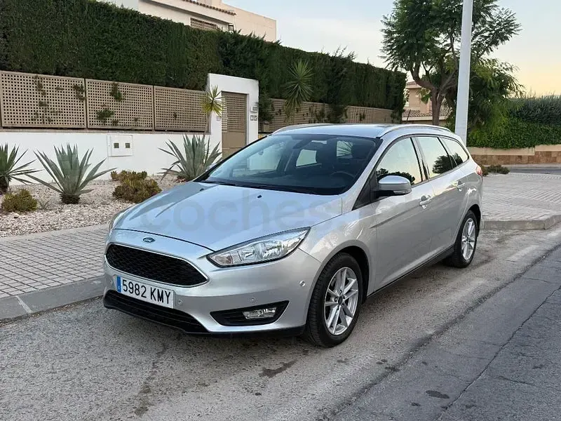 Usado Ford Focus ST-Line 125 CV (91 kW) 2018 Gris / plata Familiar