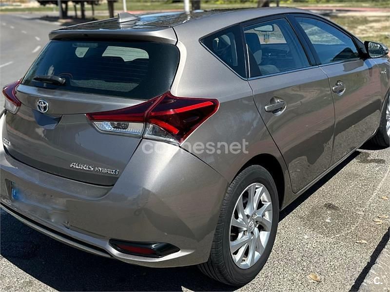 Usado Toyota Auris Hybrid Active 136 CV (100 kW) 2015 Beige Berlina