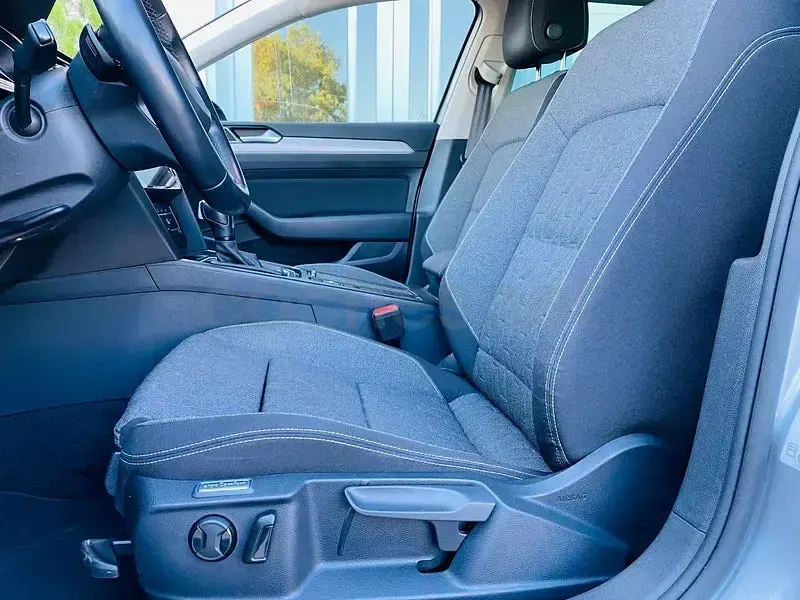 Usado VW Passat Business 122 CV (89 kW) 2023 Gris / plata Familiar