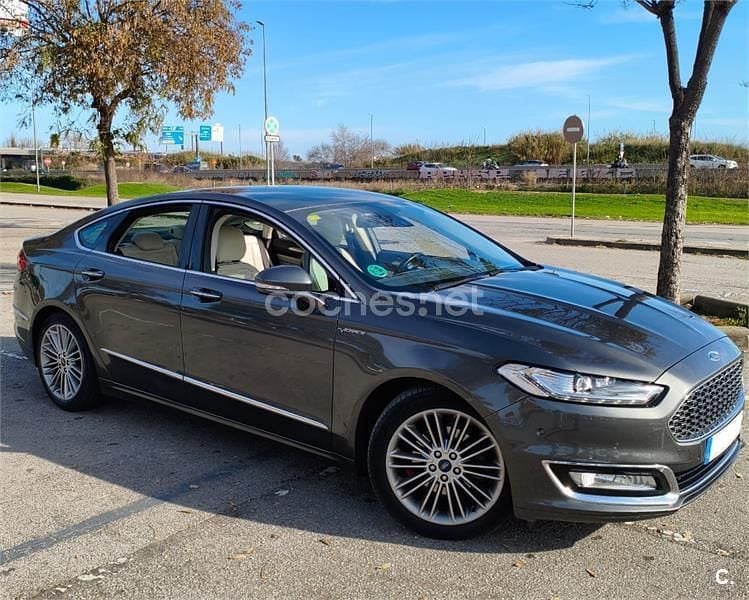 Usado Ford Mondeo Vignale 240 CV (176 kW) 2015 Gris / plata Berlina