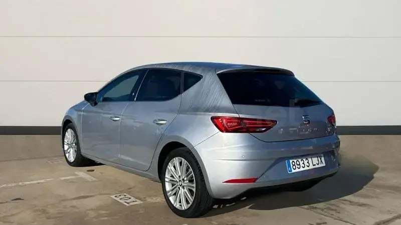 Usado Seat Leon XCELLENCE 130 CV (95 kW) 2020 Gris / plata Berlina
