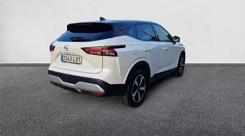Usado Nissan Qashqai N-Connecta 140 CV (102 kW) 2022 Lunar white con techo midnight SUV