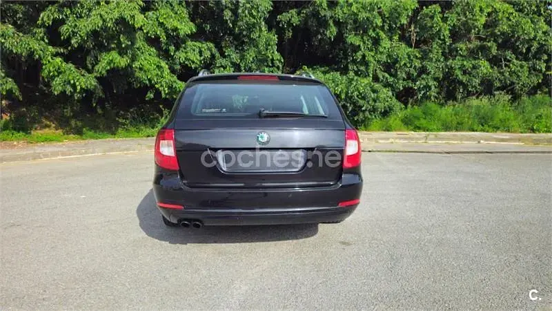 Usado Skoda Superb Ambition 140 CV (102 kW) 2010 Negro Familiar