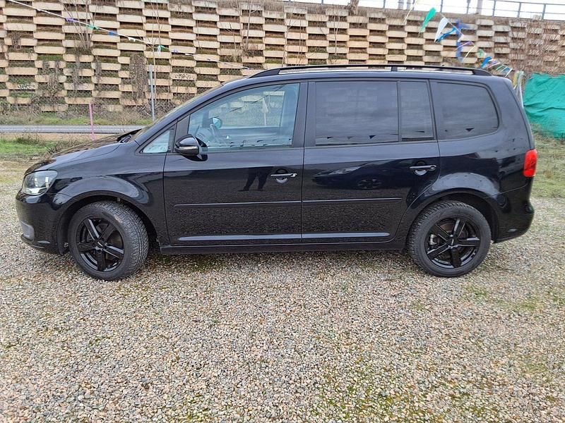 Usado VW Touran 105 CV (77 kW) 2010 Negro Monovolumen