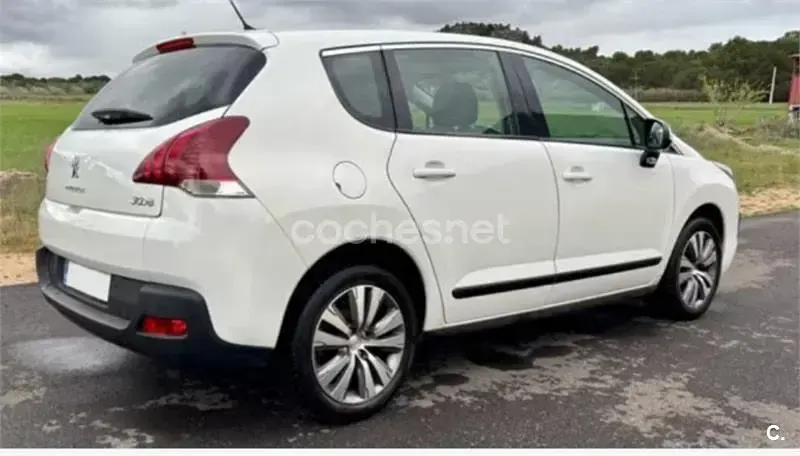 Usado Peugeot 3008 Access 115 CV (84 kW) 2014 Blanco Familiar