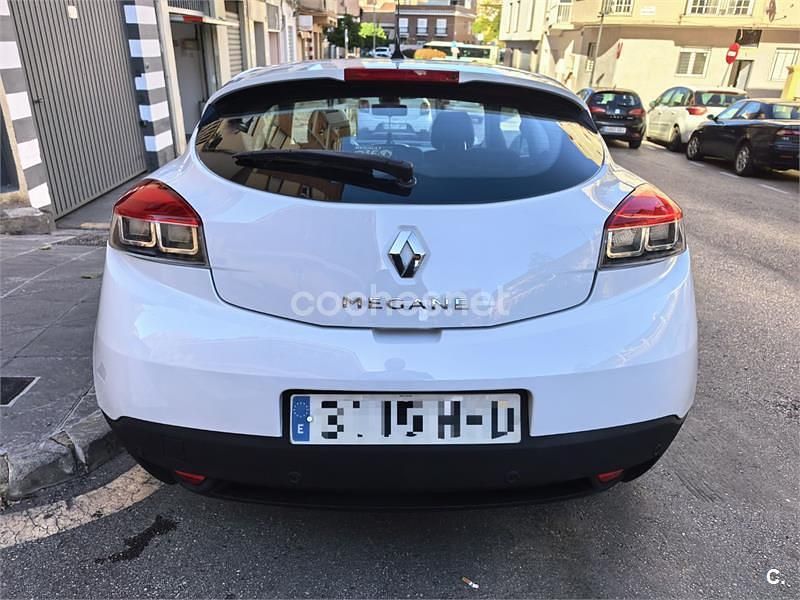 Usado Renault Mégane Dynamique 110 CV (80 kW) 2011 Blanco Berlina