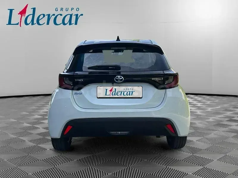 Usado Toyota Yaris Hybrid Business Edition 116 CV (85 kW) 2023 Blanco Berlina