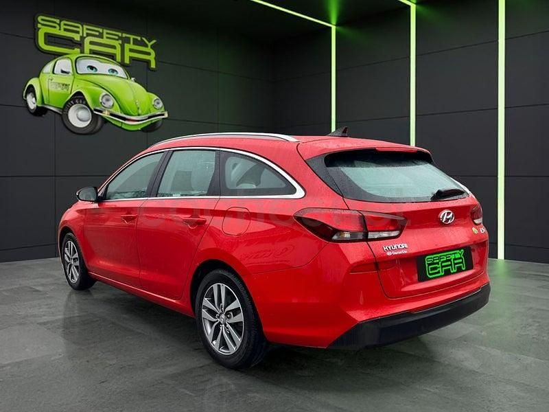 Usado Hyundai i30 110 CV (80 kW) 2017 Rojo Familiar