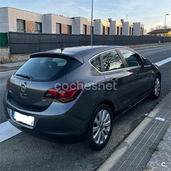 Usado Opel Astra Cosmo 110 CV (80 kW) 2011 Gris / plata Berlina