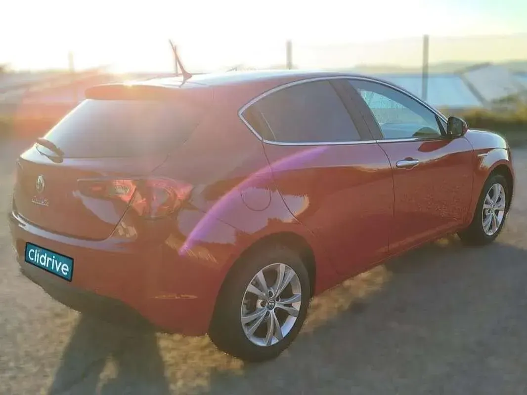 Usado Alfa Romeo Giulietta Distinctive 105 CV (77 kW) 2013 Rojo Utilitario
