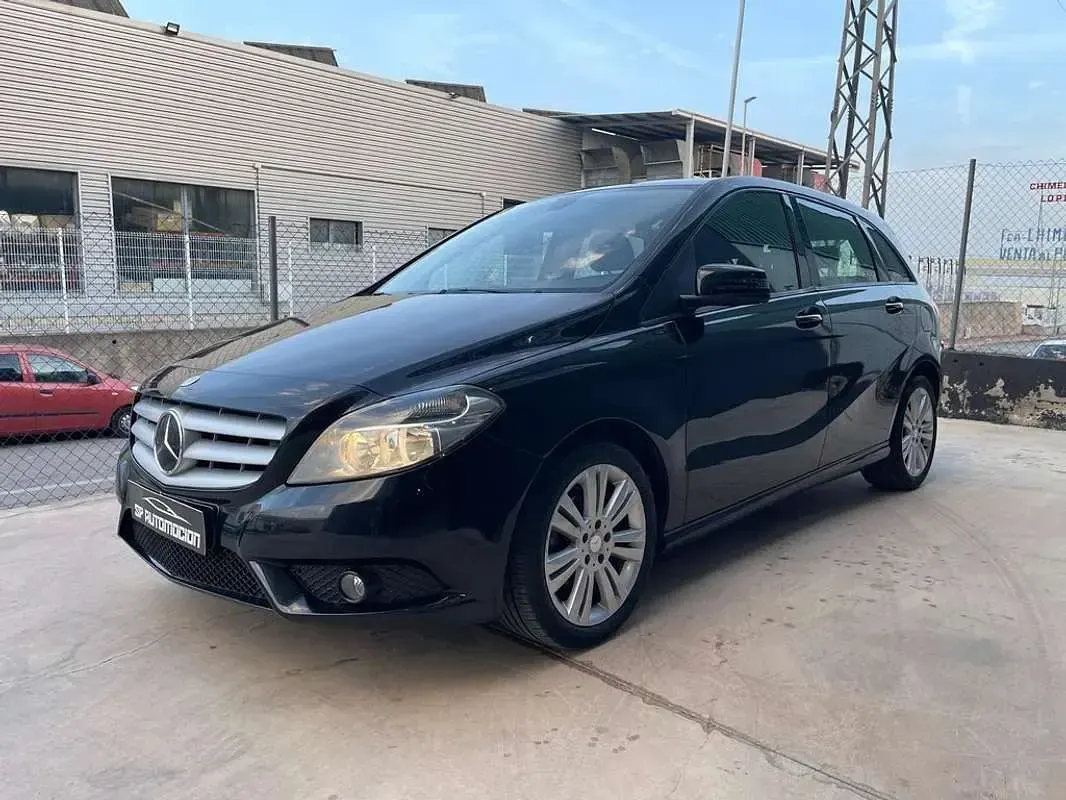 Usado Mercedes B180 109 CV (80 kW) 2014 Negro Utilitario
