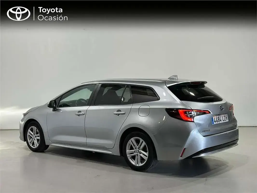 Usado Toyota Corolla Active 122 CV (89 kW) 2022 Gris / plata Familiar