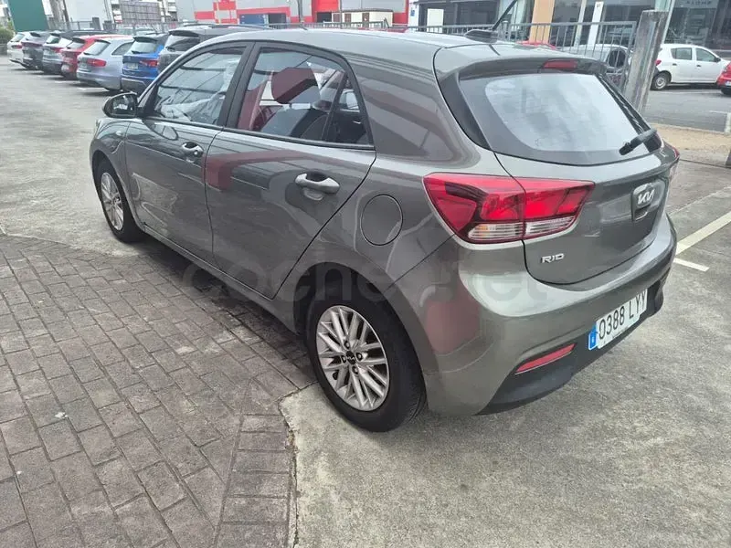 Usado Kia Rio 84 CV (61 kW) 2022 Gris / plata Berlina