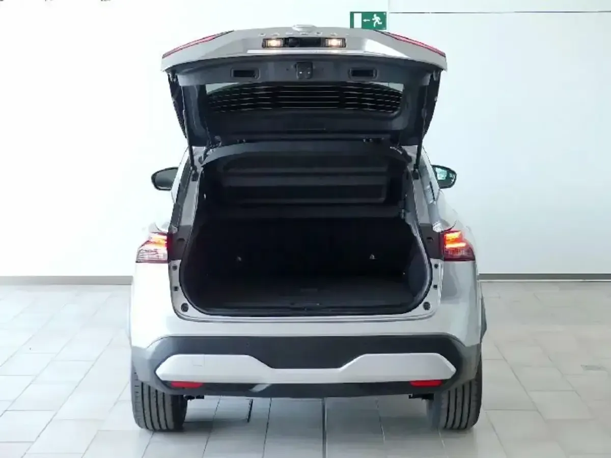 Usado Nissan Qashqai N-Connecta 140 HP (102 kW) 2023 Prateado SUV