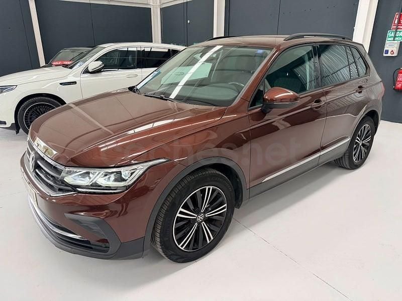 Usado VW Tiguan Life 150 CV (110 kW) 2022 Granate SUV