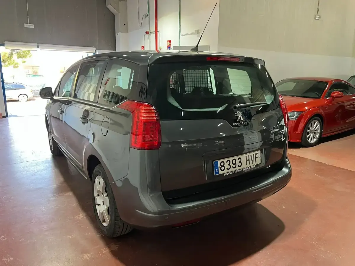 Usado Peugeot 5008 Allure 115 CV (84 kW) 2014 Gris / plata Monovolumen