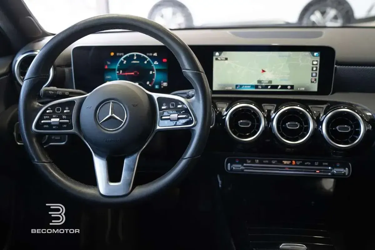 Usado Mercedes A180 116 CV (85 kW) 2019 Negro Utilitario