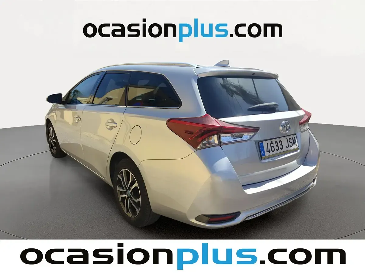 Usado Toyota Auris Active 112 CV (82 kW) 2016 Gris plata Familiar