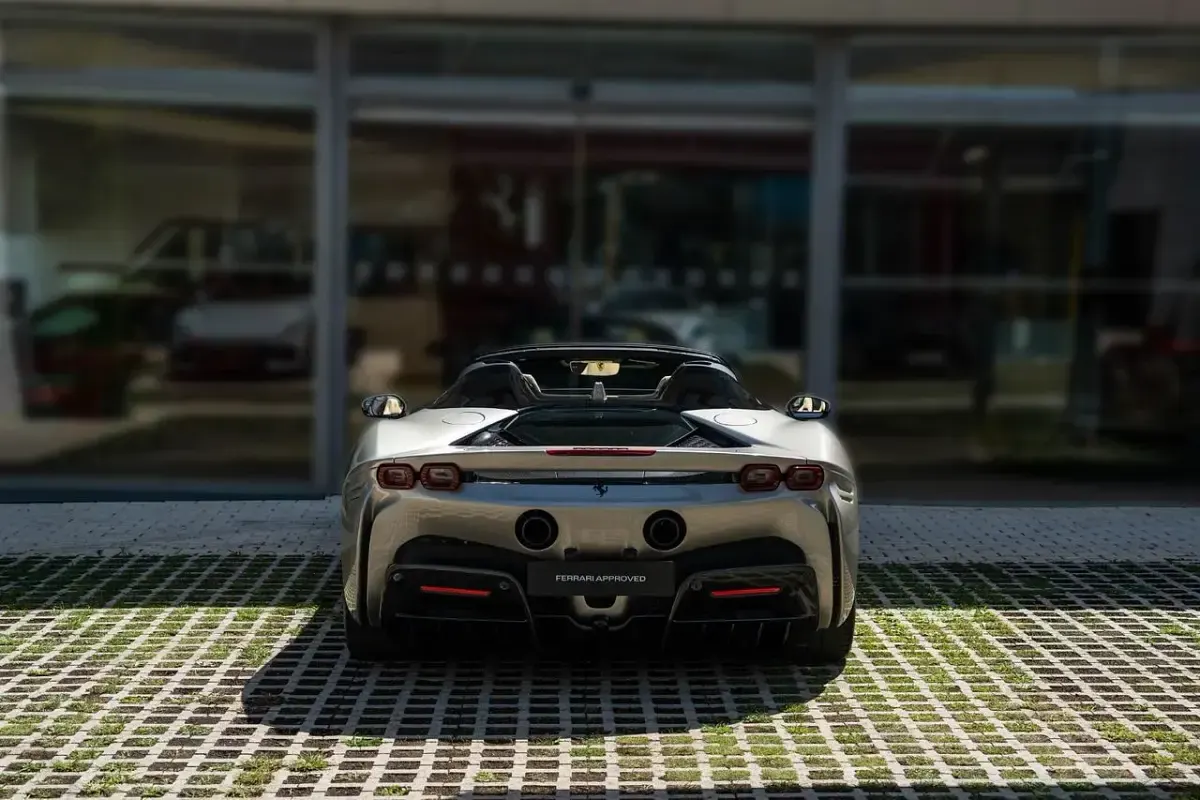 Usado Ferrari SF90 1001 CV (736 kW) 2023 Gris metalizado Descapotable