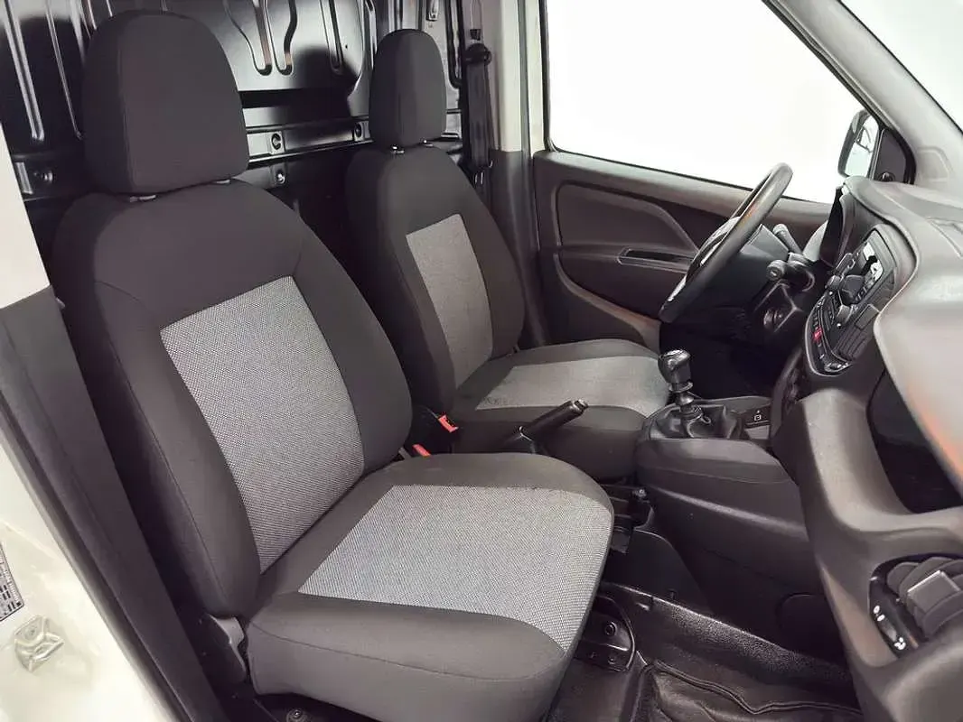 Usado Fiat Doblò 95 CV (69 kW) 2021 Blanco Monovolumen