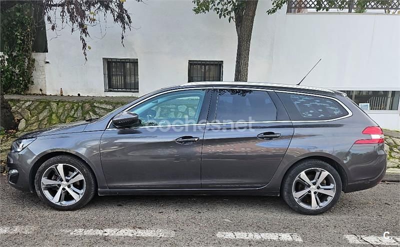 Usado Peugeot 308 SW Allure 120 CV (88 kW) 2017 Gris / plata Familiar