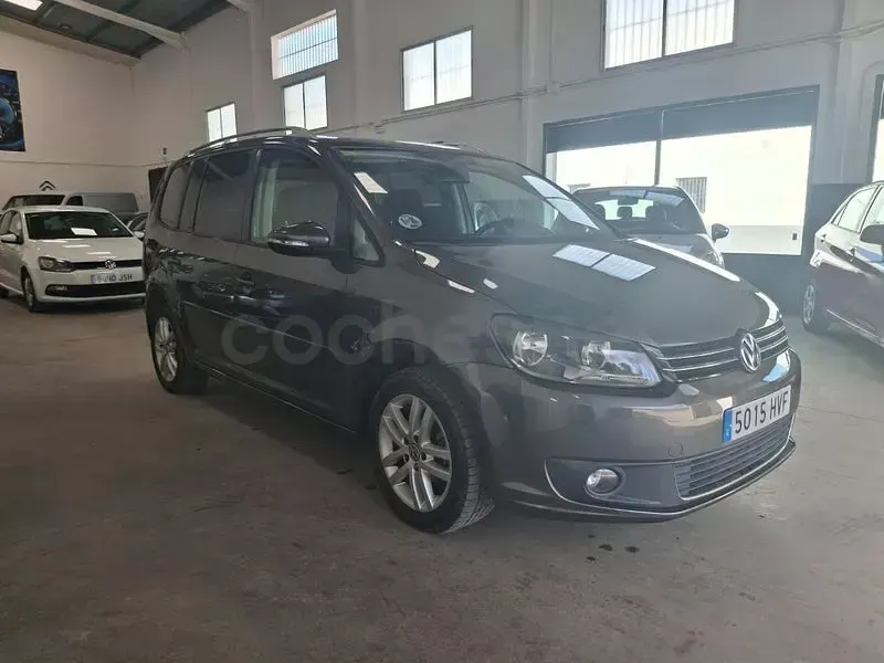 Usado VW Touran Advance 105 CV (77 kW) 2014 Marrón Monovolumen