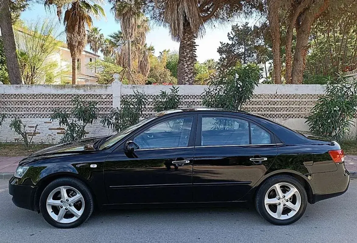Usado Hyundai Sonata Style 140 CV (102 kW) 2008 Negro Berlina