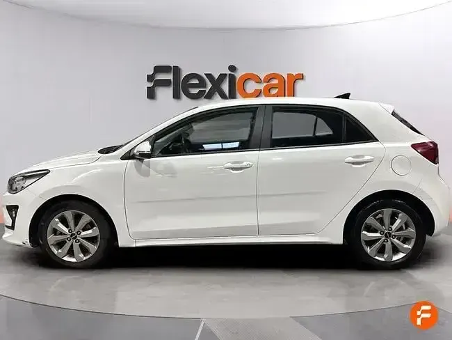 Usado Kia Rio 100 CV (73 kW) 2023 Blanco Berlina