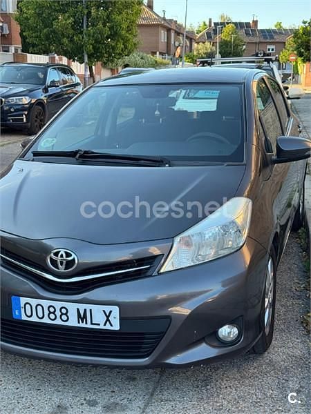 Gris / plata Usado 2014 Toyota Yaris Active Berlina | 7400 € (Precio justo) - Imagen 1/4