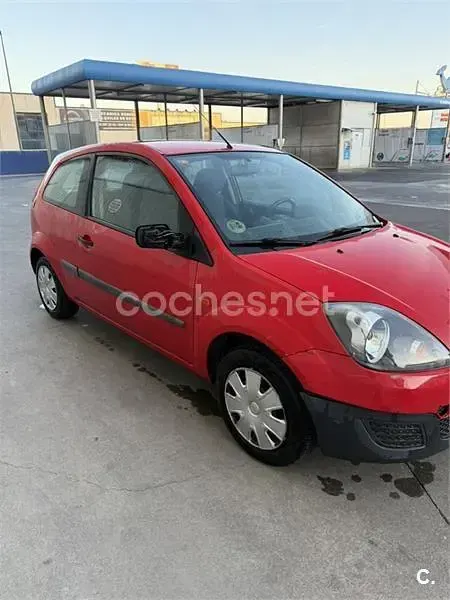Usado Ford Fiesta Ambiente 68 CV (50 kW) 2008 Rojo Utilitario