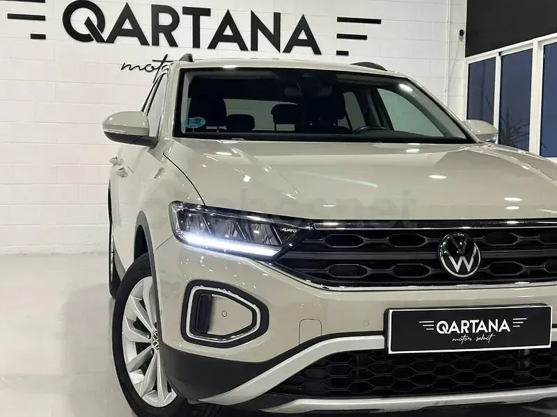 Usado VW T-Roc Life 150 CV (110 kW) 2023 Beige SUV