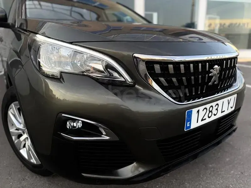 Usado Peugeot 3008 Active 131 CV (96 kW) 2020 Gris / plata SUV
