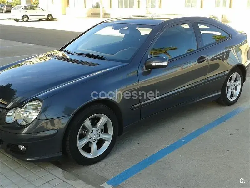 Usado Mercedes C220 143 CV (105 kW) 2004 Negro Berlina