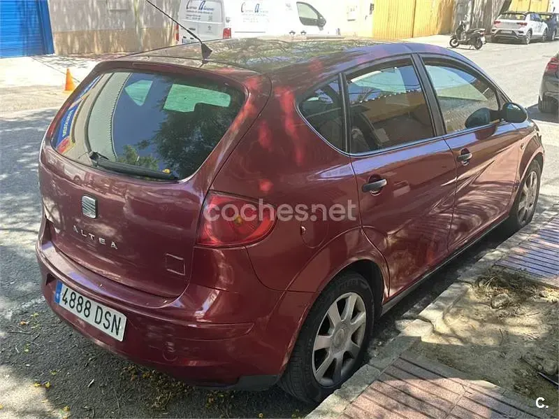 Usado Seat Altea Reference 102 CV (75 kW) 2005 Granate Monovolumen