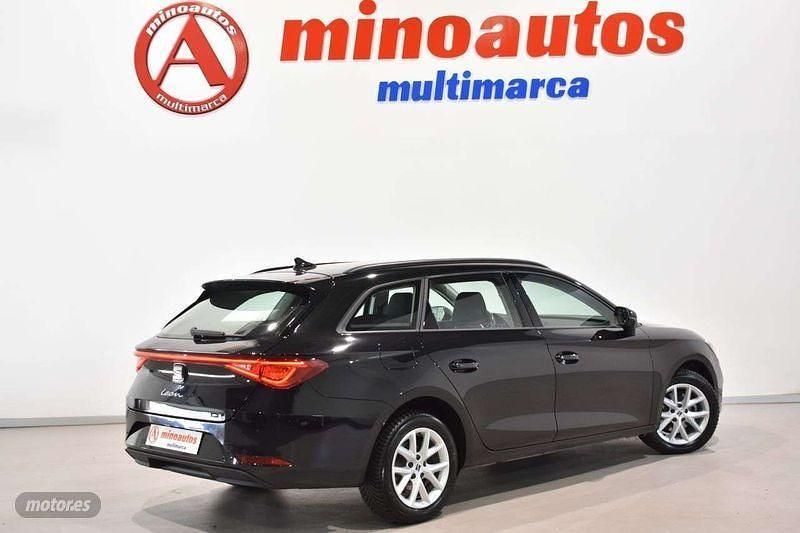 Usado Seat Leon Style 110 CV (80 kW) 2022 Negro Familiar