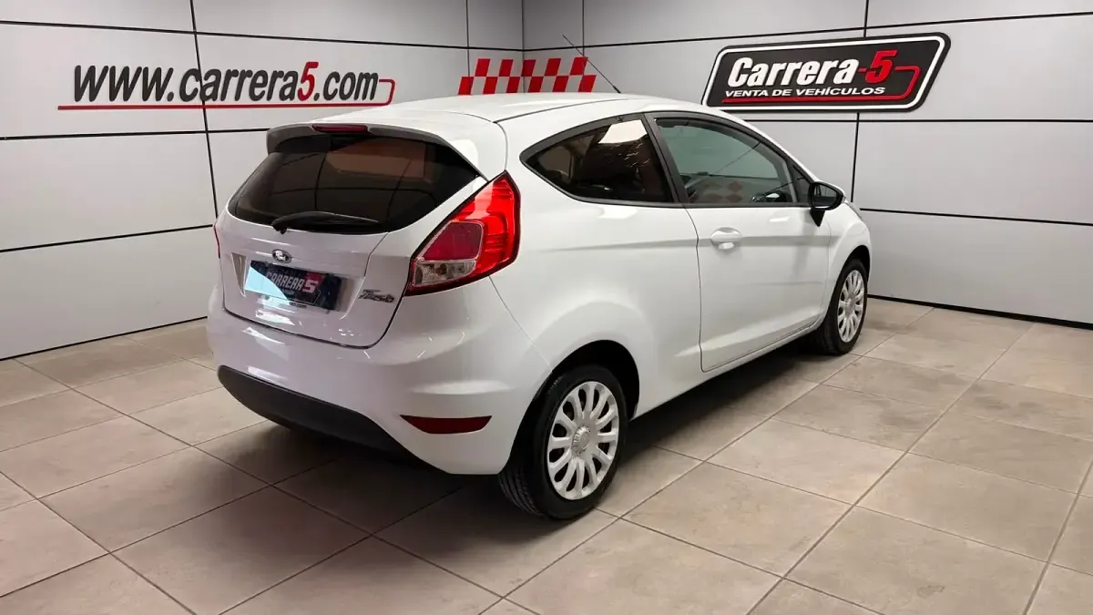 Usado Ford Fiesta Trend 75 CV (55 kW) 2014 Blanco Utilitario