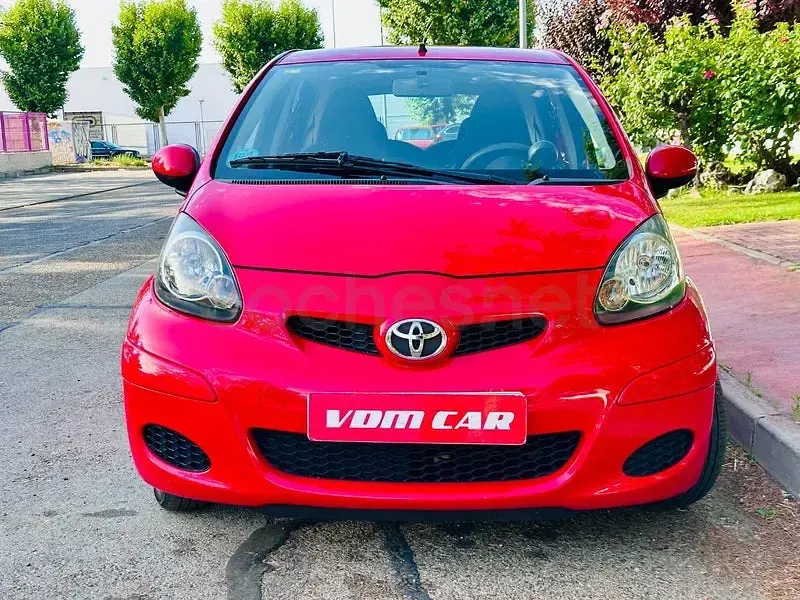 Usado Toyota Aygo Style 68 CV (50 kW) 2010 Rojo Utilitario