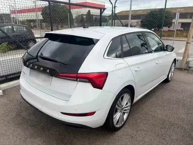 Usado Skoda Scala Ambition 110 CV (80 kW) 2023 Blanco Utilitario