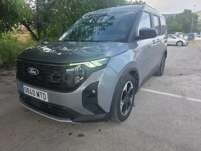 Usado Ford Tourneo Courier Active 125 CV (91 kW) 2024 Gris / plata Monovolumen