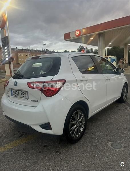 Usado Toyota Yaris Hybrid Active 100 CV (73 kW) 2017 Blanco Berlina