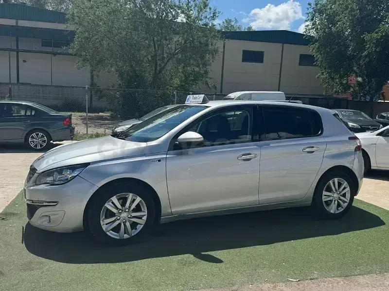 Usado Peugeot 308 Style 120 CV (88 kW) 2017 Gris / plata Berlina