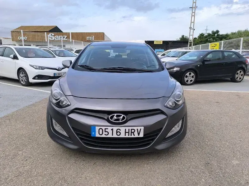 Usado Hyundai i30 100 CV (73 kW) 2013 Gris / plata Berlina