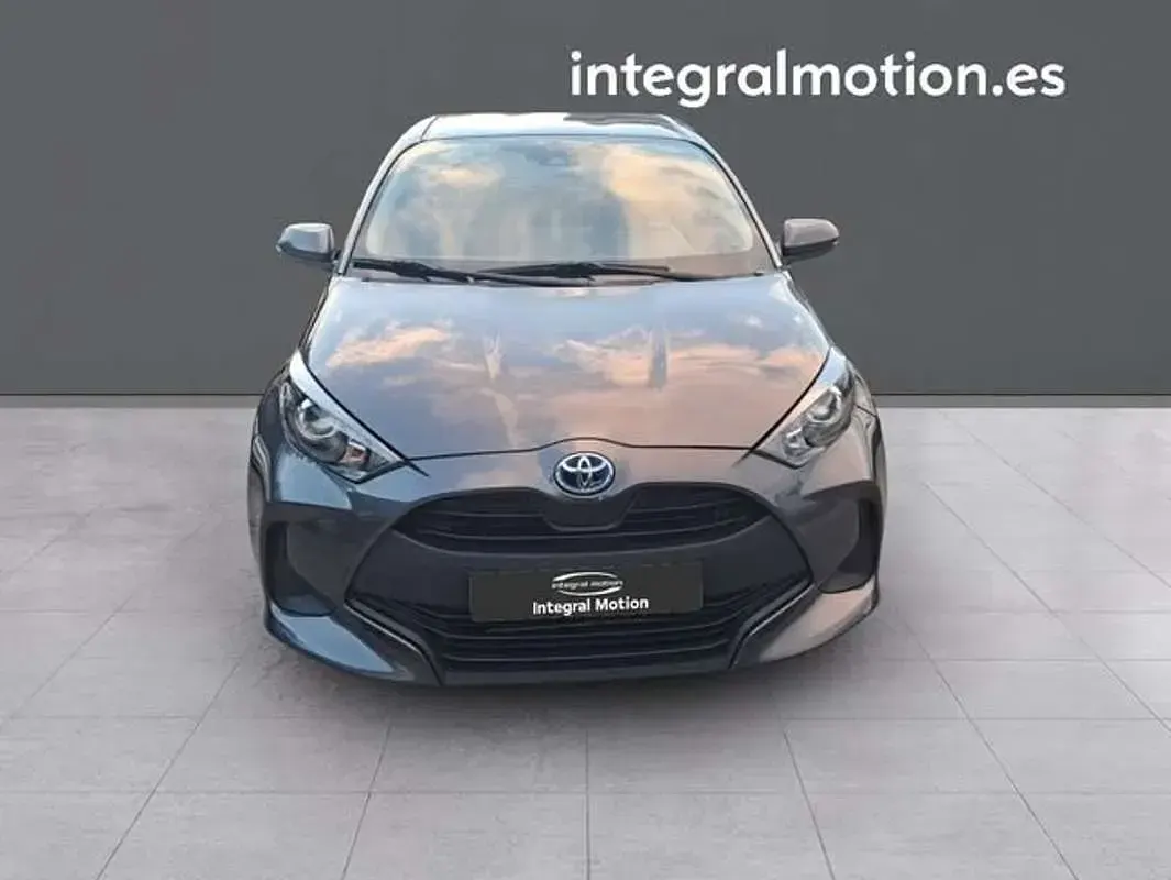Usado Toyota Yaris Business Edition 116 CV (85 kW) 2021 Gris Utilitario